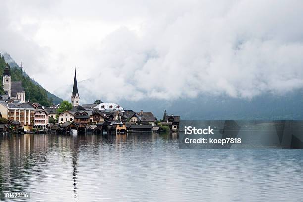 Lago De Hallstatt Com As Igrejas - Fotografias de stock e mais imagens de Aldeia - Aldeia, Alpes Europeus, Alta Áustria