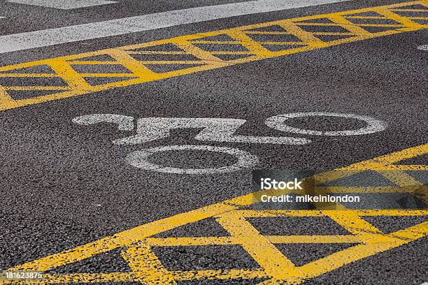 Motociclista In Tracciatura Stradale - Fotografie stock e altre immagini di Ambientazione esterna - Ambientazione esterna, Barcellona - Spagna, Bianco