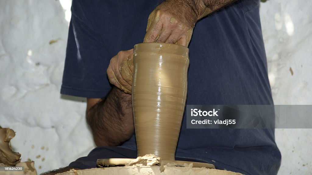 Artista configuração vaso em torno de oleiro - Foto de stock de Arte e Artesanato - Assunto royalty-free
