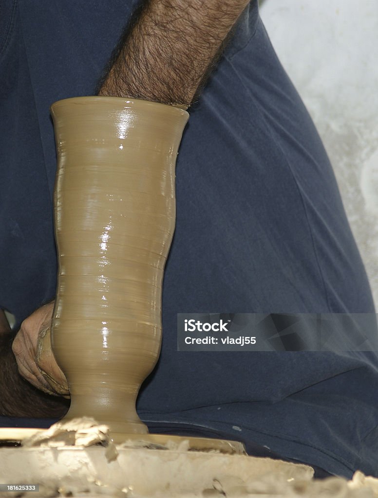 Artiste façonnage vase sur une Tour de potier - Photo de Art et Artisanat libre de droits