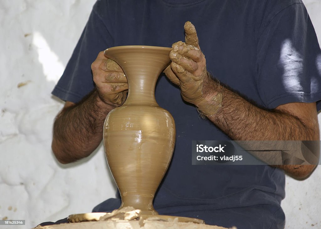Artista configuração vaso em torno de oleiro - Foto de stock de Arte e Artesanato - Assunto royalty-free