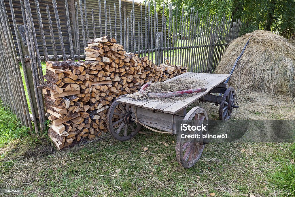 Stary konnym drewniany koszyk w rosyjskiej miejscowości - Zbiór zdjęć royalty-free (Drewno - Tworzywo)