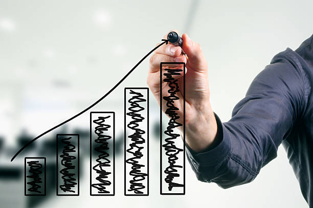 uomo d'affari un grafico di disegno crescita - graph business pencil prognosis foto e immagini stock