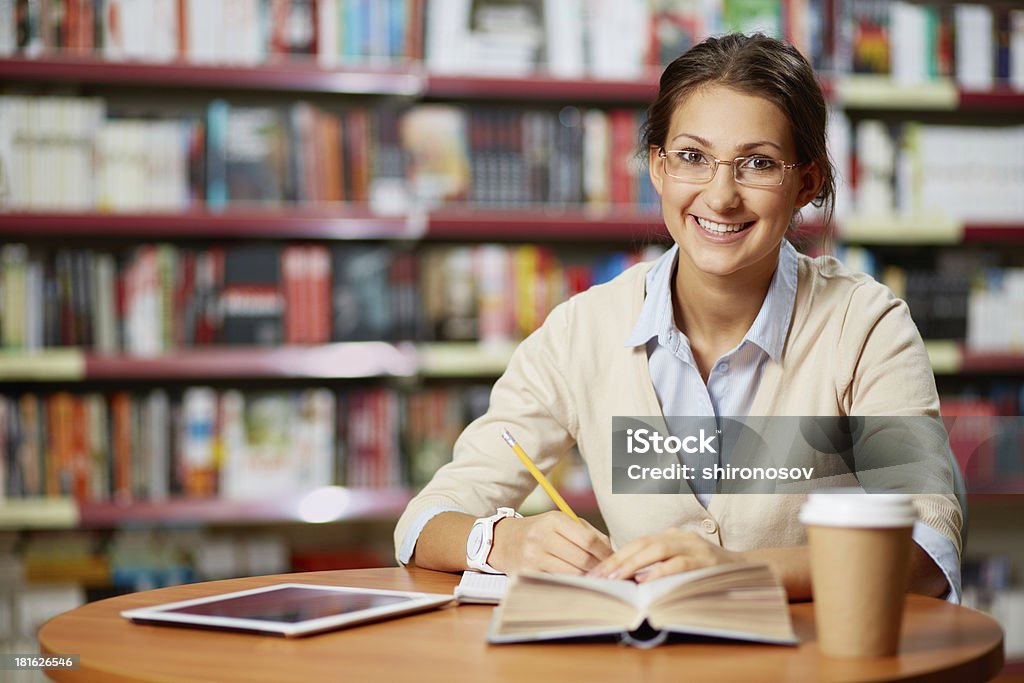 Jovem na biblioteca - Foto de stock de Adolescente royalty-free