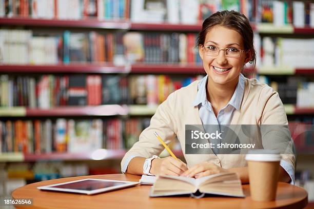 Foto de Jovem Na Biblioteca e mais fotos de stock de Adolescente - Adolescente, Adolescentes Meninas, Adulto