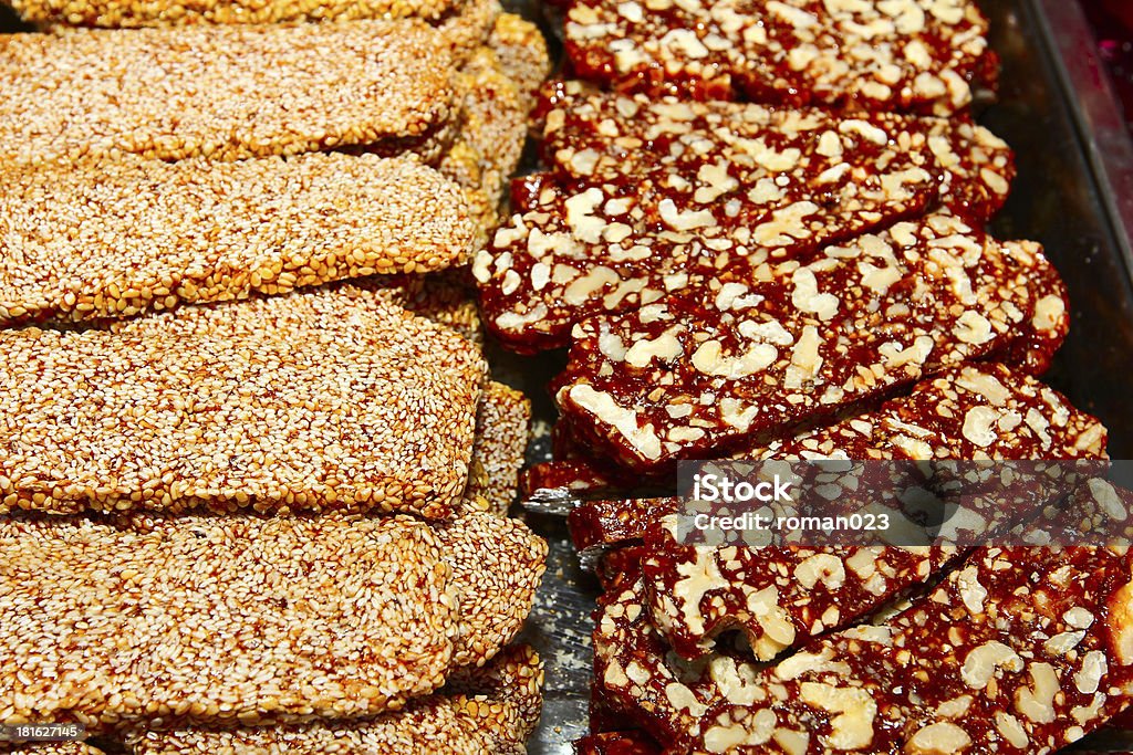 Bonbons avec des noix et graines de sésame - Photo de Aliment libre de droits