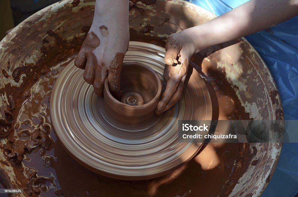 potter hacer un tazón - Foto de stock de Alfarero libre de derechos