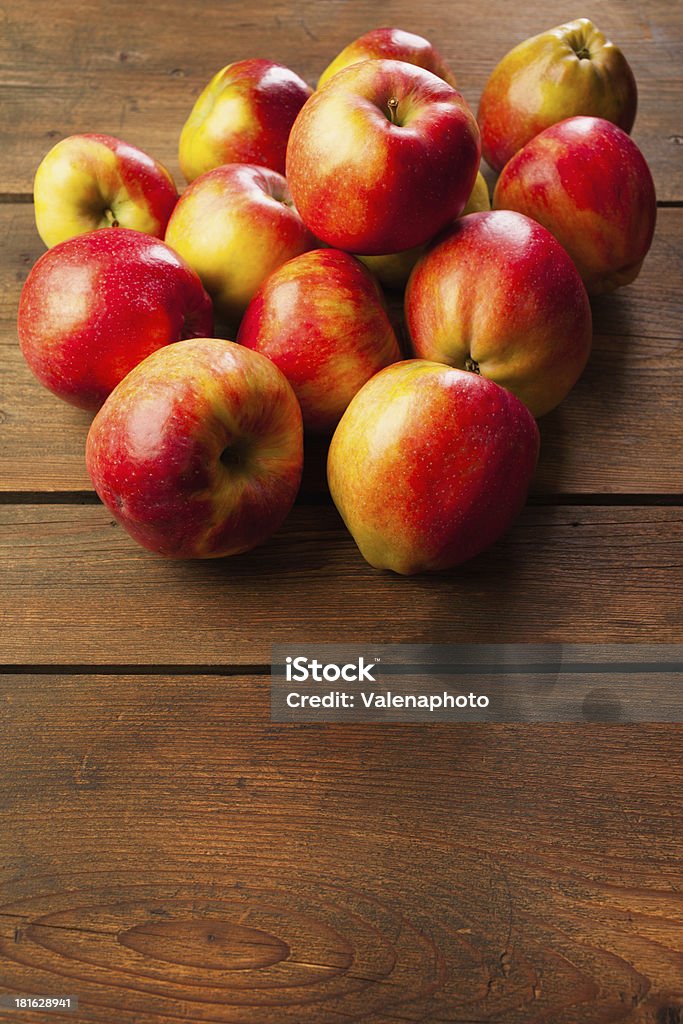 Rote Äpfel auf einem Tisch - Lizenzfrei Apfel Stock-Foto