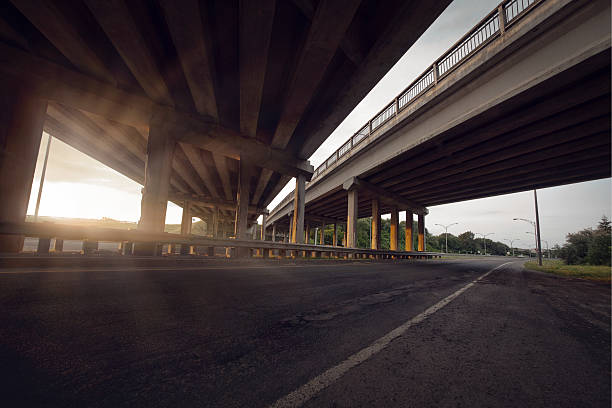 콘크리트 로드쇼의 곧음 라인의 비아덕트 - construction bridge below concrete 뉴스 사진 이미지