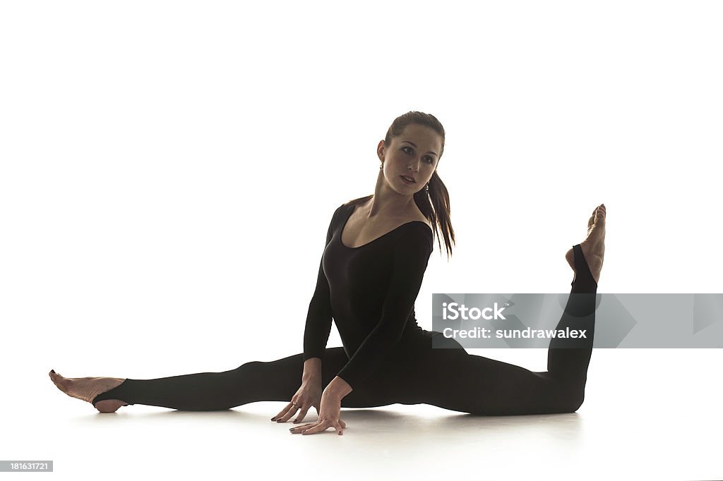 Femme danse acrobatical danse. Isolé sur blanc - Photo de A la mode libre de droits