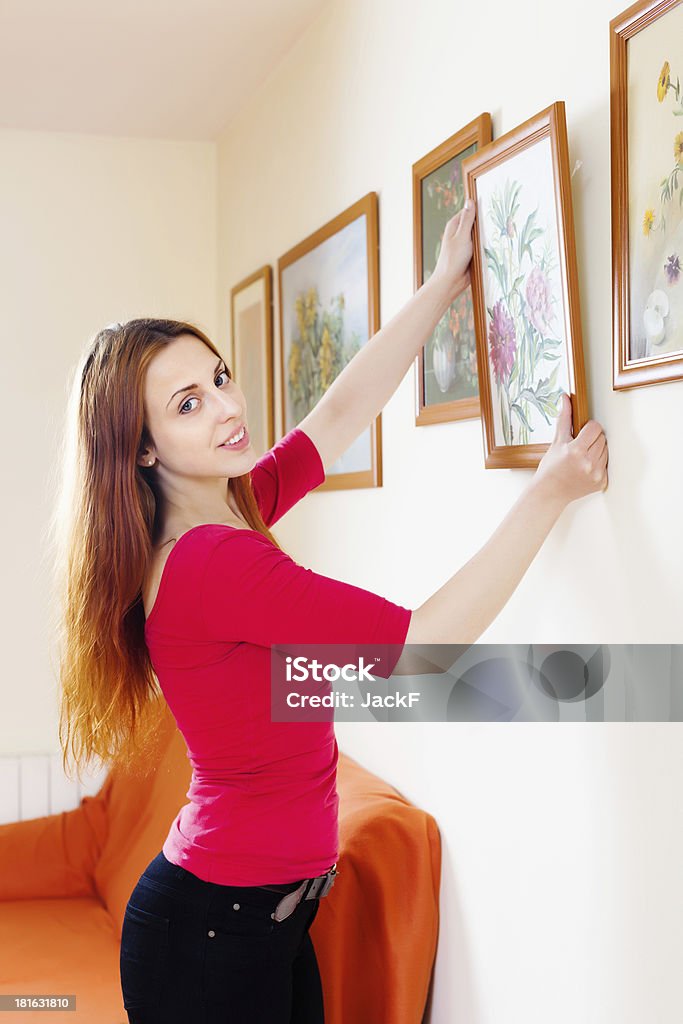 Mujer de rojo positivo para colgar el art imágenes - Foto de stock de 20 a 29 años libre de derechos