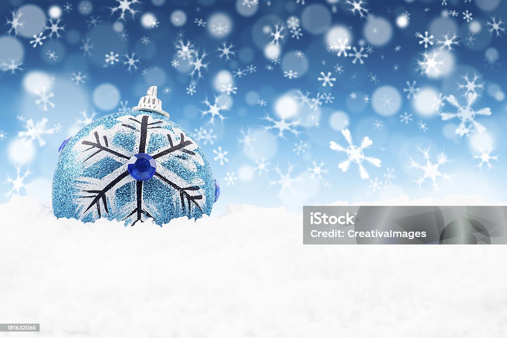 Christmas bauble su sfondo sfocato luci blu - Foto stock royalty-free di Arredamento