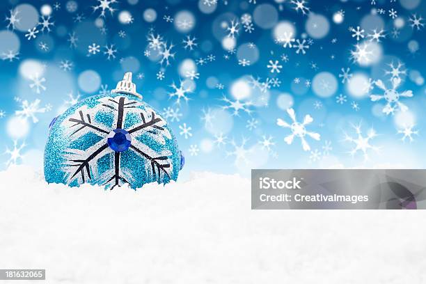 Christmas Bauble Su Sfondo Sfocato Luci Blu - Fotografie stock e altre immagini di Arredamento - Arredamento, Bianco, Blu