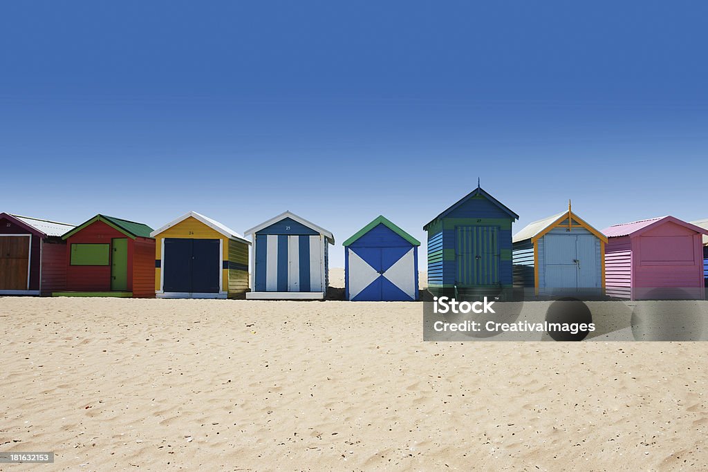 Helle und farbenfrohe Häuser auf weißem sand beach - Lizenzfrei Abwesenheit Stock-Foto