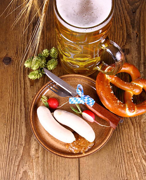 oktoberfest menú de cervezas, blanco, salchichas, pretzel, rábano - bretzl fotografías e imágenes de stock