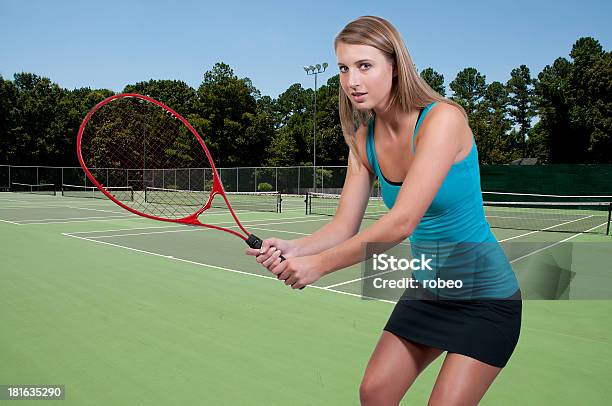 Donna Giocare A Tennis - Fotografie stock e altre immagini di Abbigliamento - Abbigliamento, Abbigliamento sportivo, Adulto