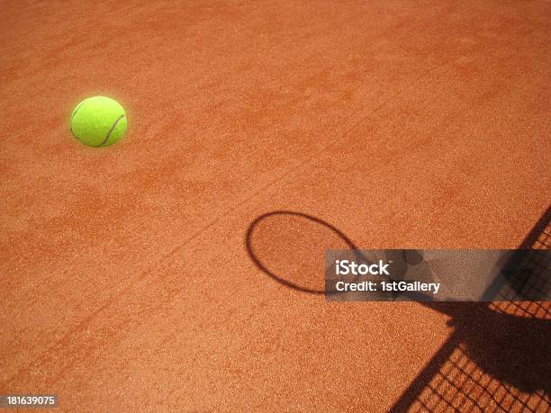 Court De Ténis Rede Sombra Com Raquete E Bola - Fotografias de stock e mais imagens de Amarelo - Amarelo, Ao Ar Livre, Apodrecer