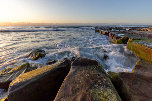 長時間露光サンライズ - zen like sea horizon over water blurred motion ストックフォトと画像