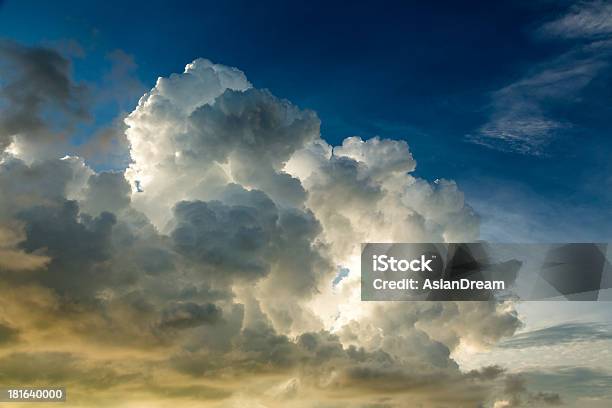 Nuvens Dramáticas - Fotografias de stock e mais imagens de Ao Ar Livre - Ao Ar Livre, Azul, Azul escuro