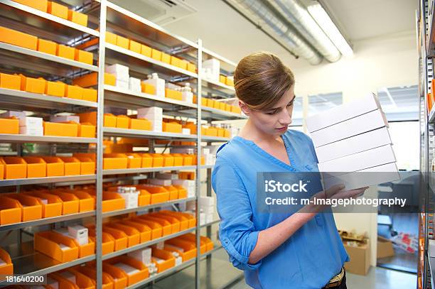 Drogerie Mitarbeiter Suchen Für Medizin Stockfoto und mehr Bilder von Apotheke - Apotheke, Arzt, Lagerhalle