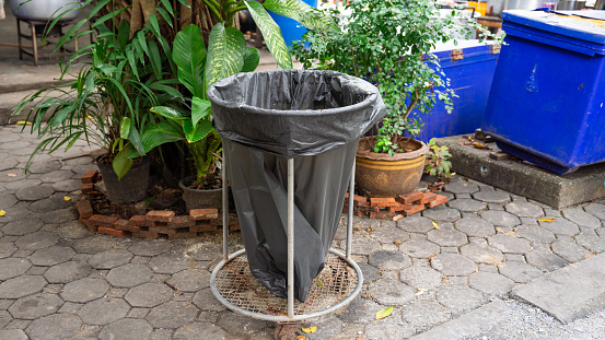 Economical trash can Use a black bag about the steel frame. For ease of use Easy to move Located in a shop near the tree box. Organized into a small garden corner, suitable for use as an illustration