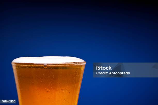 Foto de Ter Uma Cerveja e mais fotos de stock de Alcoolismo - Alcoolismo, Azul, Bebida