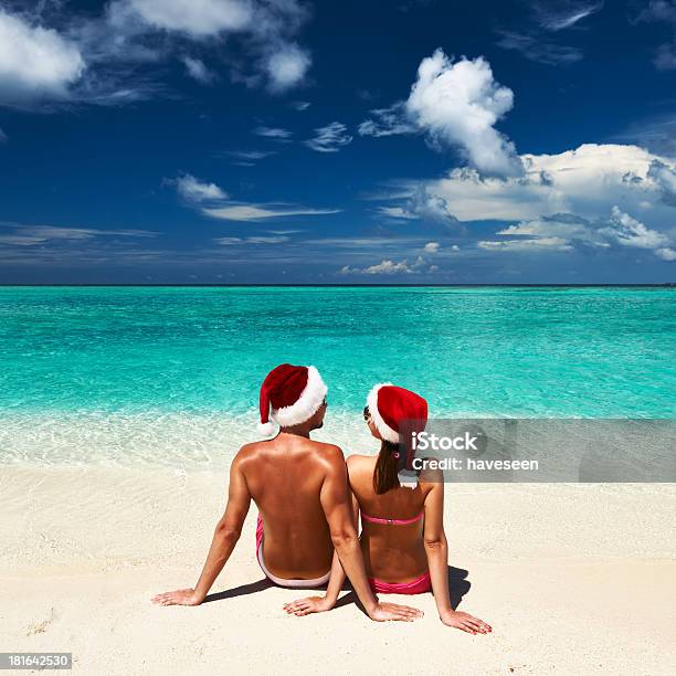 Foto de Casal Na Santas Hat Na Praia Em Maldivas e mais fotos de stock de Adulto - Adulto, Amor, Andar