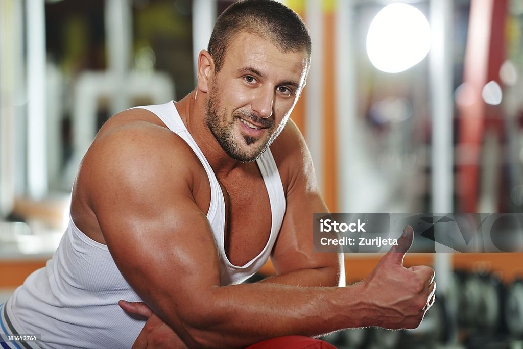 운동가형 bodybuilder, 실행 스포츠 운동시설 홀에서의 오목교 - 로열티 프리 근육질 남자 스톡 사진