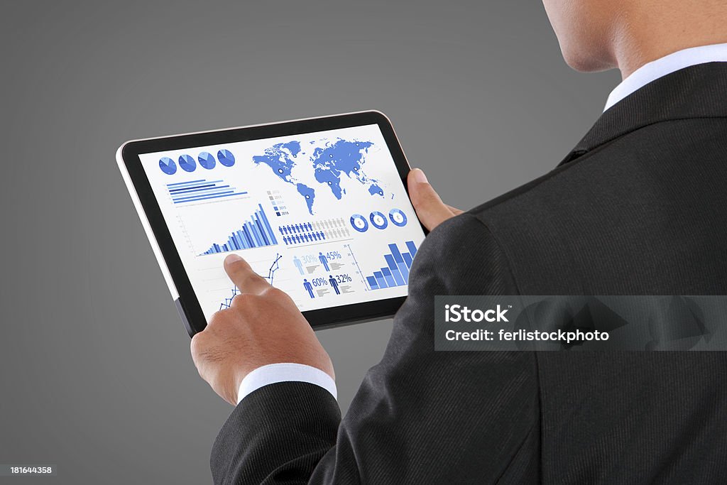 Человек толкать на сенсорный экран таблетка и инфографика - Стоковые фото Бизнес роялти-фри