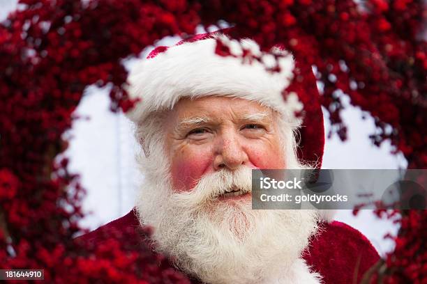 Foto de Santa Na Vermelha Coroa De Flores e mais fotos de stock de Adulto - Adulto, Atrás, Barba