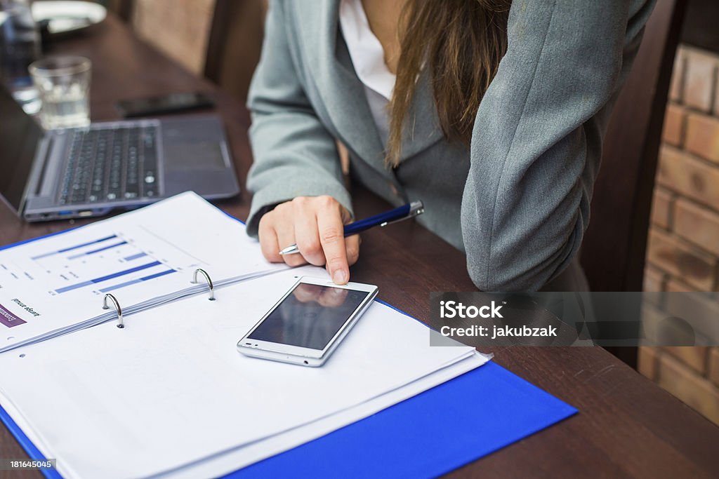 La imagen de la mujer con teléfono móvil en las manos negocios documento. - Foto de stock de Adulto libre de derechos