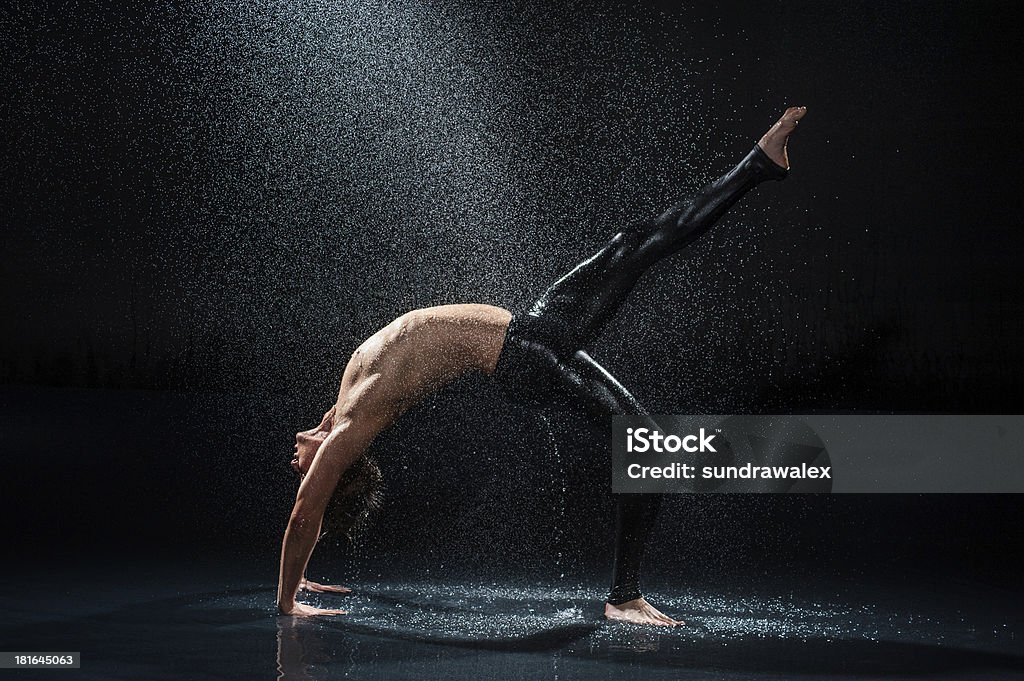 Ballerino maschio sotto la pioggia - Foto stock royalty-free di Persona di sesso maschile