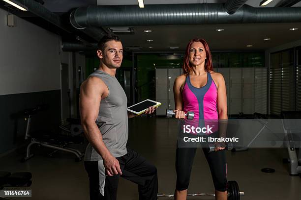 Fizyczne W Siłowni Fitness Trainer - zdjęcia stockowe i więcej obrazów Aktywny tryb życia - Aktywny tryb życia, Czynność, Determinacja