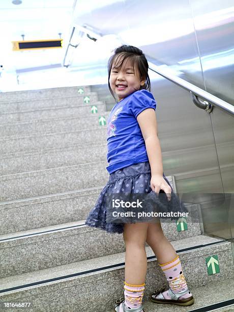 Lächelnden Kleinen Niedlichen Mädchen Stockfoto und mehr Bilder von Auge - Auge, Baby, Babybekleidung