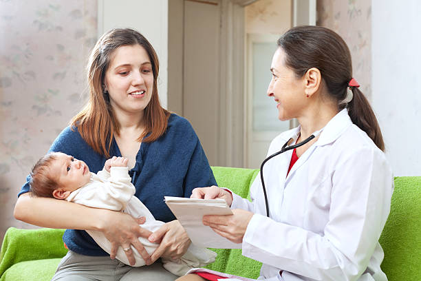 pediatra de prescrever o medicamento para recém-nascido - cheerful doctor prescribes professional occupation imagens e fotografias de stock