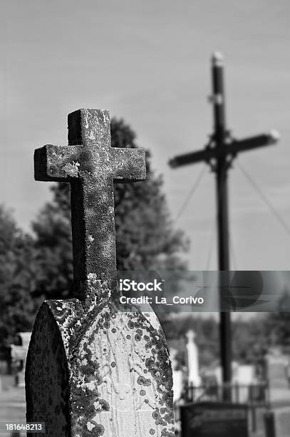 Tombstone Cementerio Cruz De Fondo Foto de stock y más banco de imágenes de Animal muerto - Animal muerto, Anticuado, Antigualla