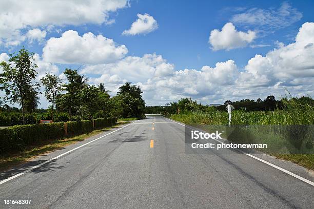 Photo libre de droit de Sky Road banque d'images et plus d'images libres de droit de Arbre - Arbre, Au loin, Autoroute