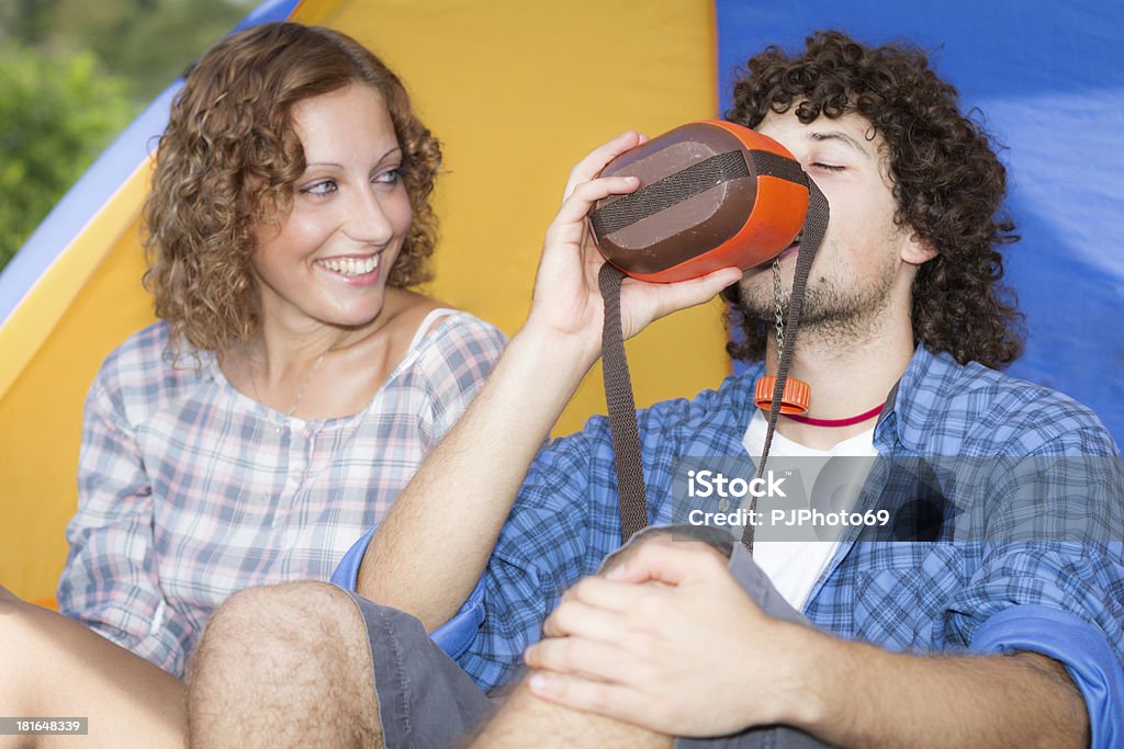 젊은 커플입니다, 캠핑 술마시기 메트로폴리스 물통 - 로열티 프리 물통 스톡 사진