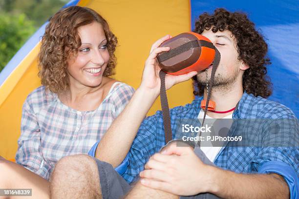 젊은 커플입니다 캠핑 술마시기 메트로폴리스 물통 물통에 대한 스톡 사진 및 기타 이미지 - 물통, 마시기, 캠핑