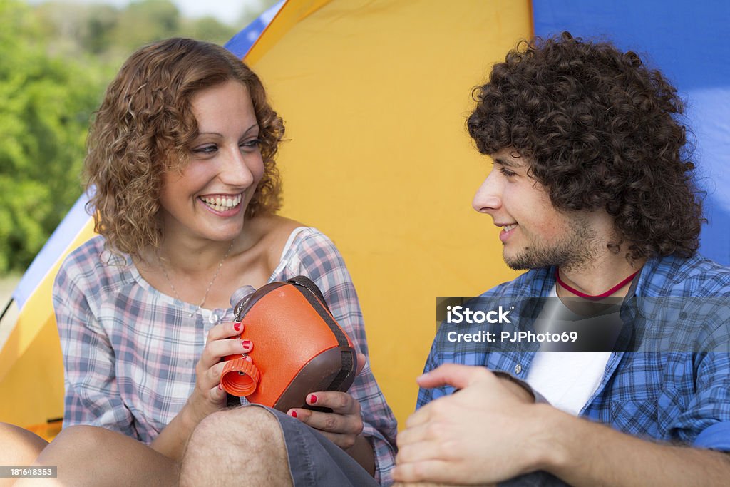 Junges Paar auf camping mit water canteen - Lizenzfrei Abenteuer Stock-Foto