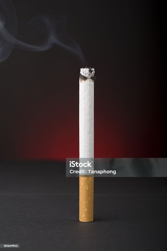 Burning de cigarrillo - Foto de stock de Cigarrillo libre de derechos