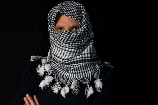 Retrato Hombre adulto con pañuelo palestino puesto en su cabeza photo