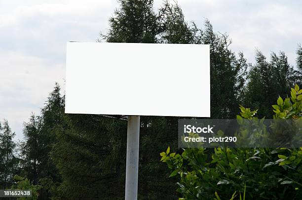 Pubblicità Bilboard In Una Città - Fotografie stock e altre immagini di Ambientazione esterna - Ambientazione esterna, Bianco, Città