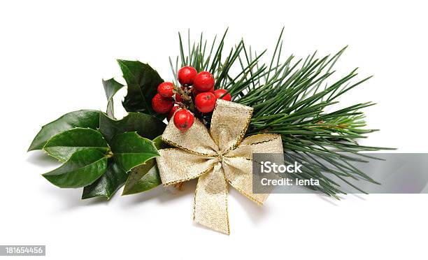 Photo libre de droit de Décoration De Noël banque d'images et plus d'images libres de droit de Objet ou sujet détouré - Objet ou sujet détouré, Boule de Noël, Brindille