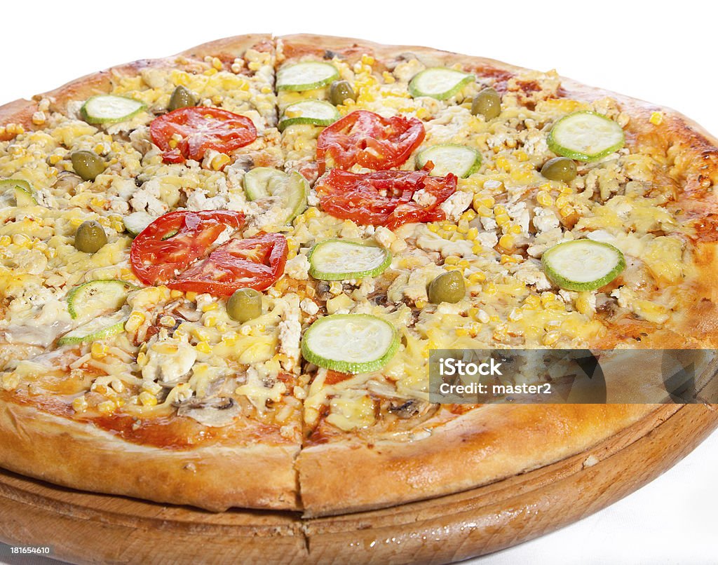 Vegetal pizza hecha de bio queso, tomate, oliva, tipo seta, p - Foto de stock de Aceite para cocinar libre de derechos