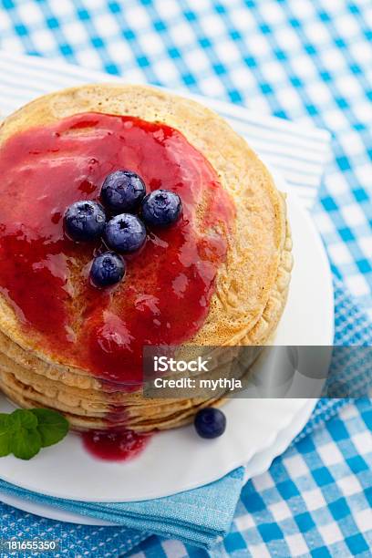 Pfannkuchen Mit Jam Stockfoto und mehr Bilder von Amerikanische Heidelbeere - Amerikanische Heidelbeere, Beere - Obst, Bildhintergrund