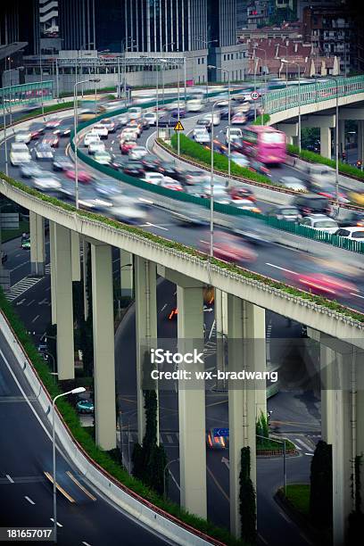 Shanghai La Carretera De Conducción De Vehículos Foto de stock y más banco de imágenes de Aire libre - Aire libre, Anochecer, Arquitectura