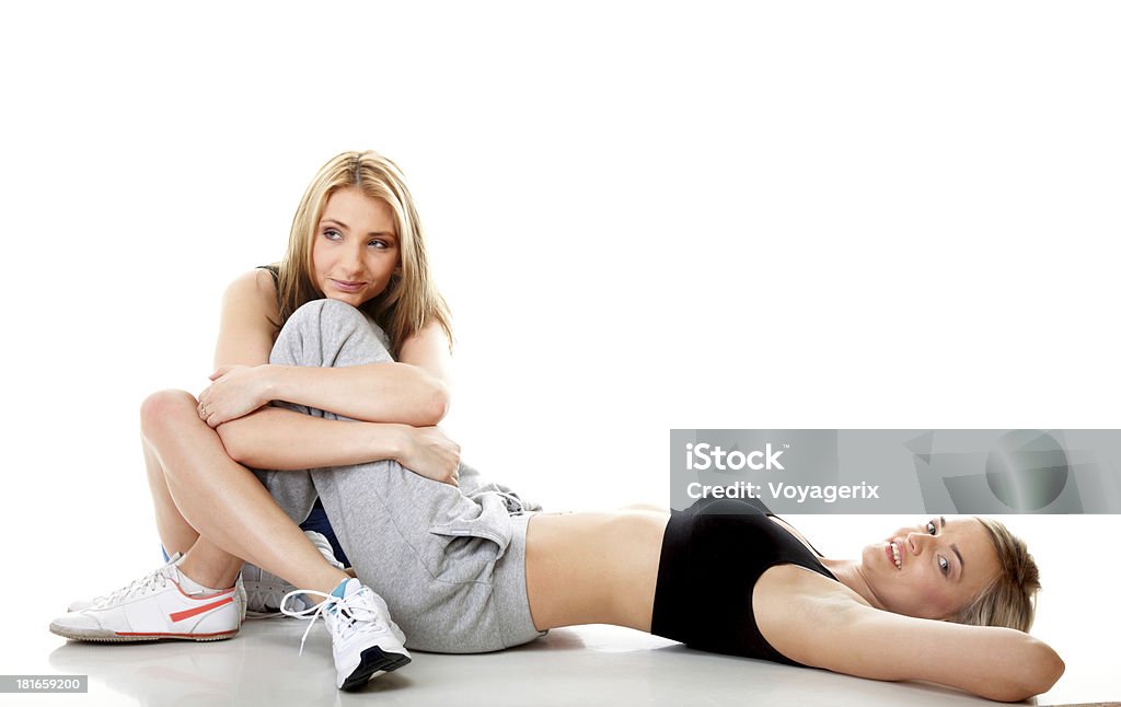 Duas mulheres fazendo exercícios de fitness isolada - Foto de stock de Academia de ginástica royalty-free