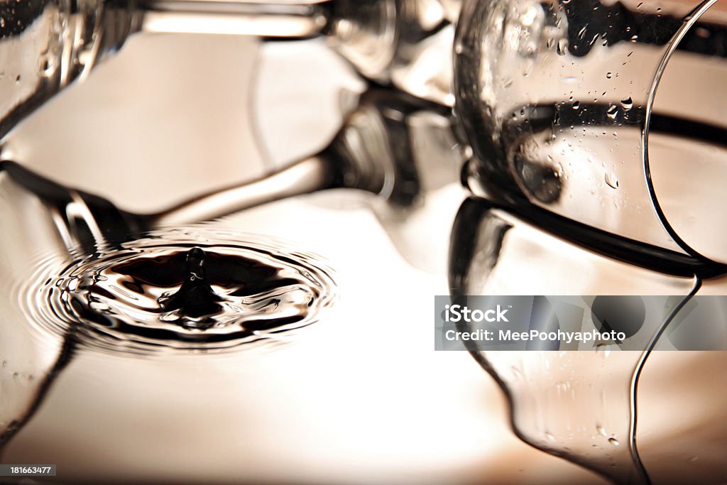 Фотографии капли воды Красивая модель в резервуар. - Стоковые фото Алкоголь - напиток роялти-фри
