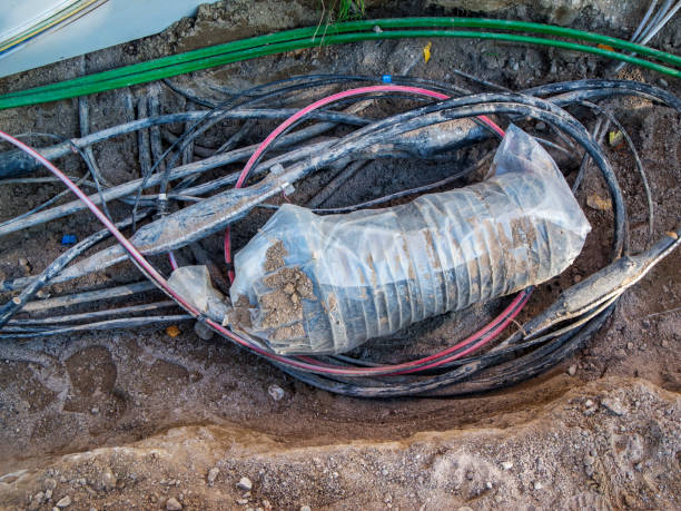 запутанные кабели в строительном котловане - electricity chaos cable connection стоковые фото и изображения